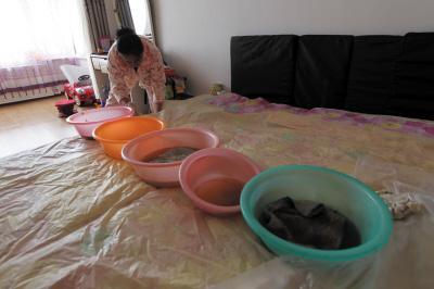 安丘楼上漏水，住户失联，小区没物管，业主维权难！律师来支招……